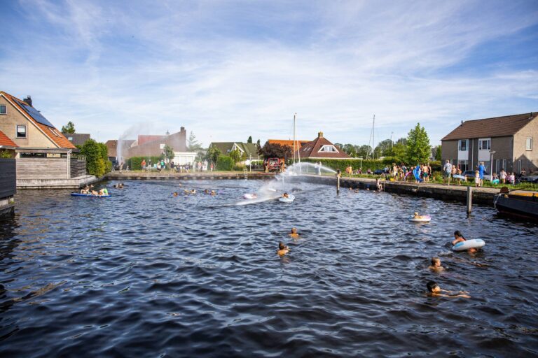 Brandweer zorgt voor verkoeling met groot waterspektakel