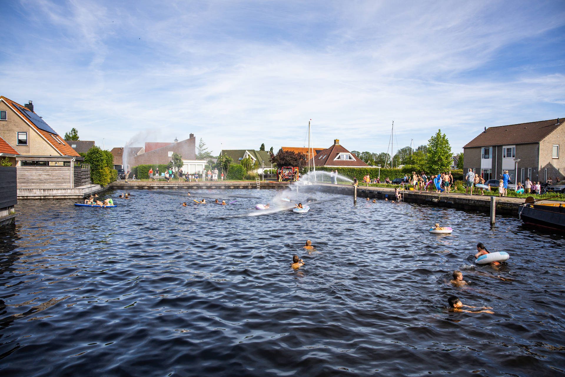 Brandweer zorgt voor verkoeling met groot waterspektakel in Lemmer