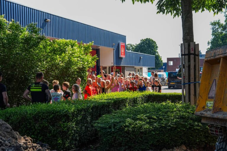 Zonnepanelen vliegen in brand, basisschool ontruimd