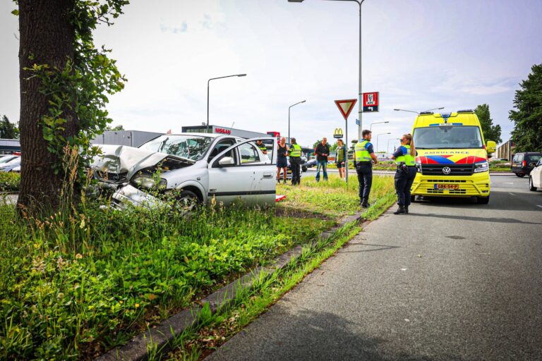 Automobilist raakt gewond bij botsing tegen boom