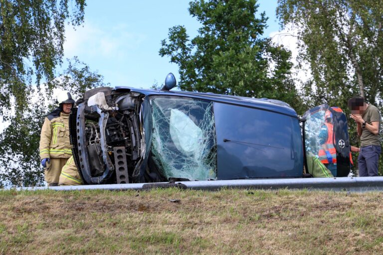 Personenauto belandt op zijkant na botsing met vrachtwagen