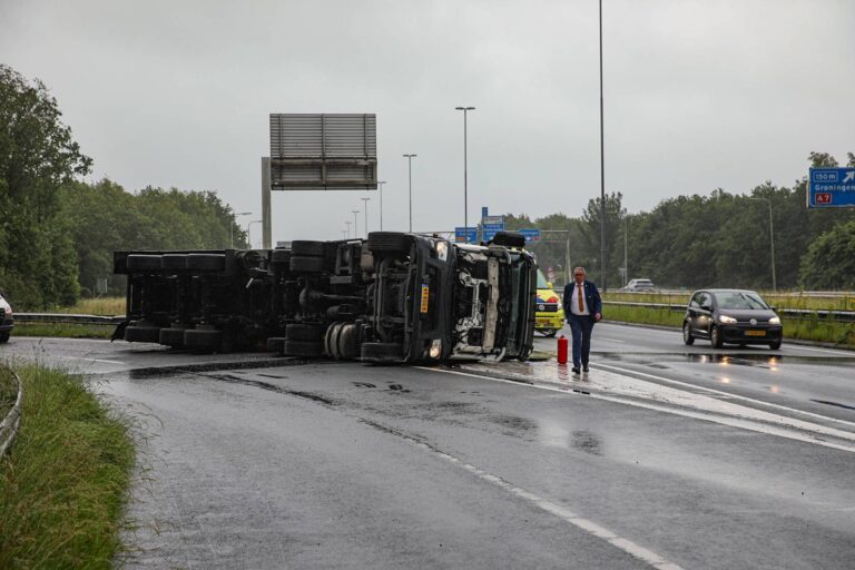 Vrachtwagen kantelt op toerit en lekt diesel, chauffeur bevrijd door omstanders