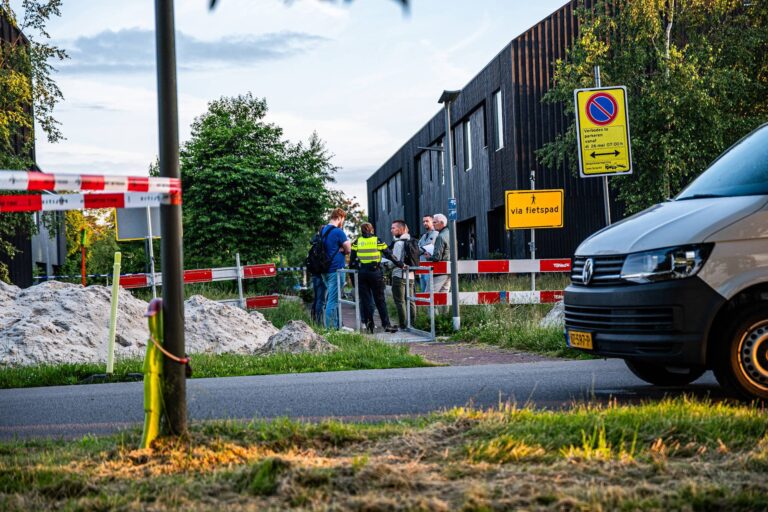 Ouders dood aangetroffen in woning, minderjarig kind aangehouden