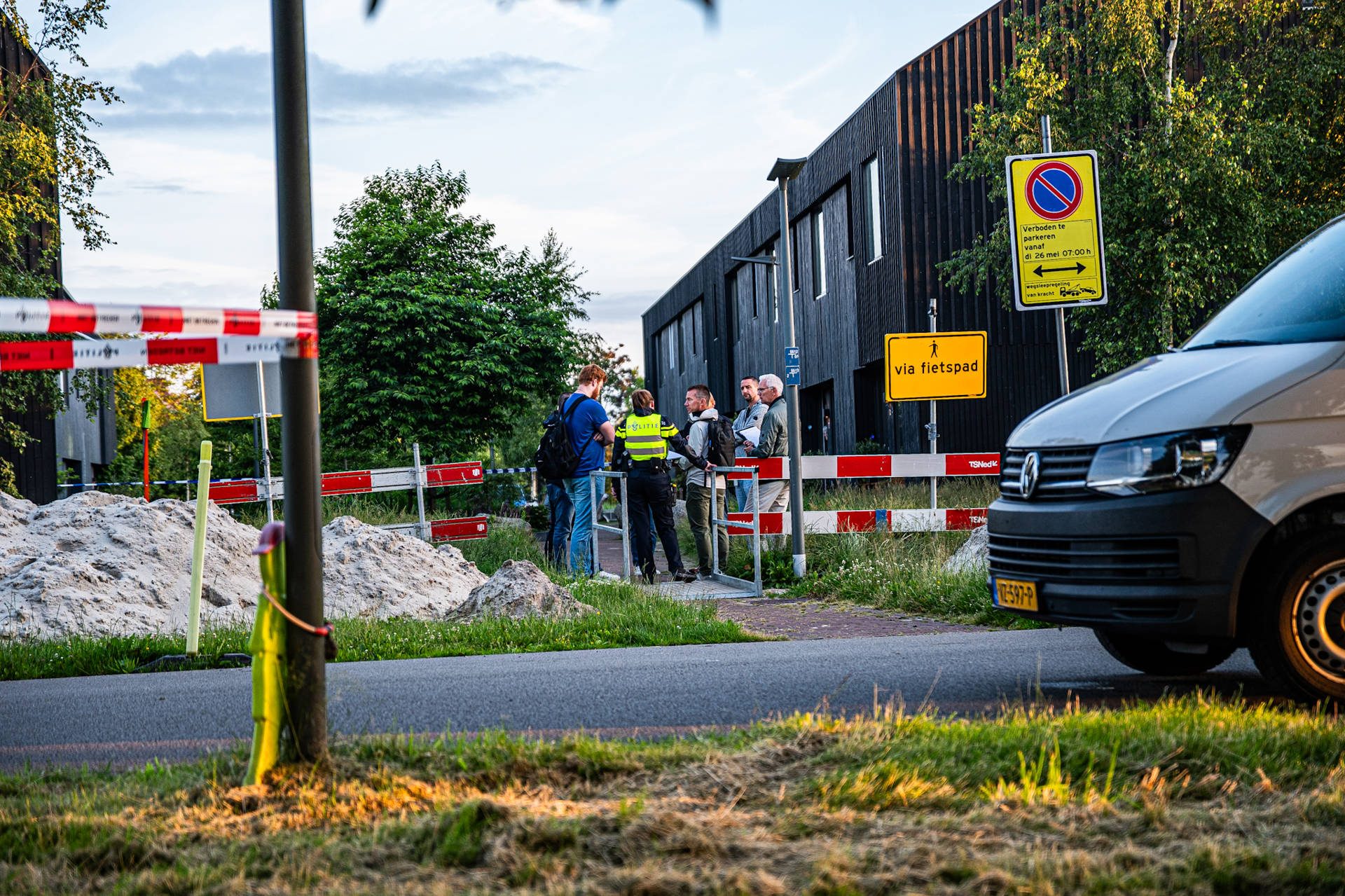 Ouders dood aangetroffen in woning, minderjarig kind aangehouden