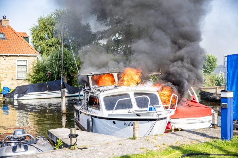 Man ernstig gewond bij brand op boot