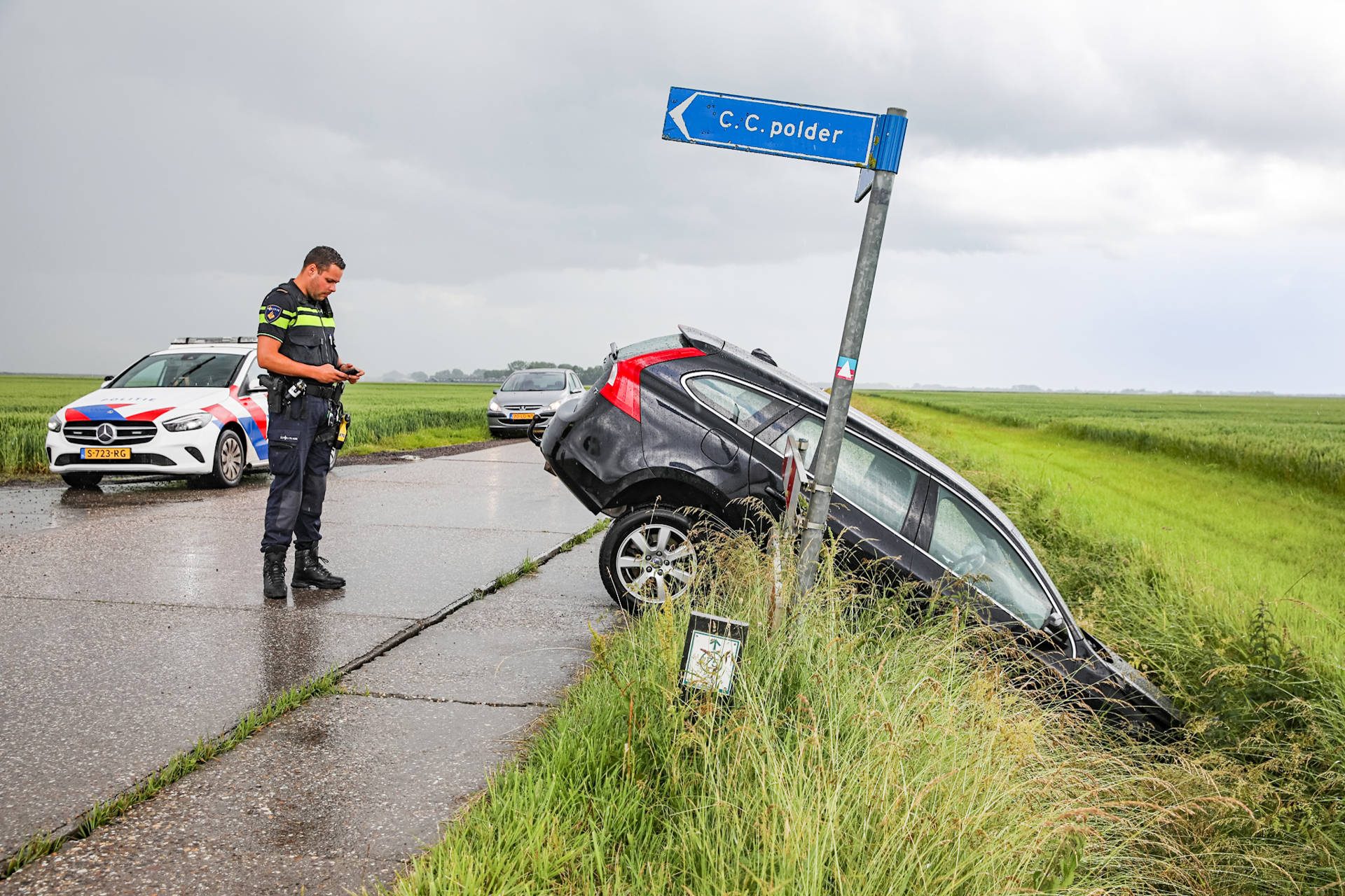 Auto belandt in diepe sloot