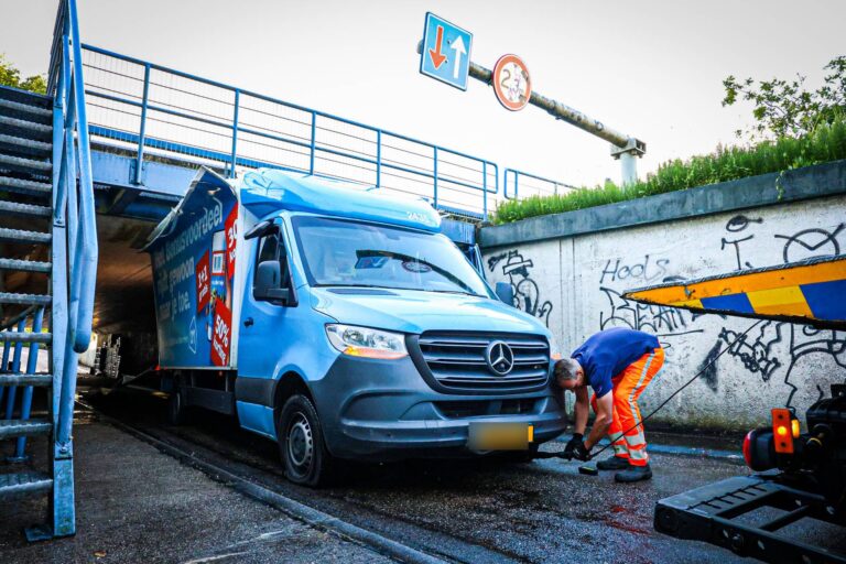 Bezorgbus komt vast te zitten onder viaduct