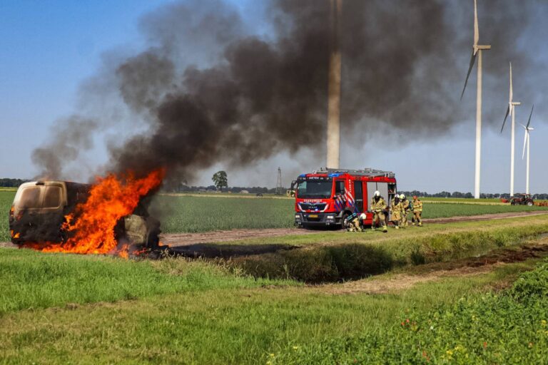 Busje volledig in brand op boerenweiland