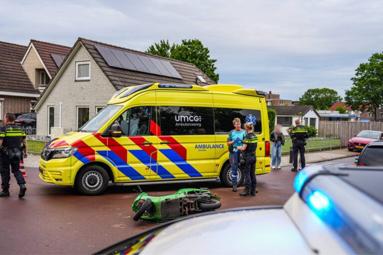 Scooterrijder zwaargewond na botsing met auto