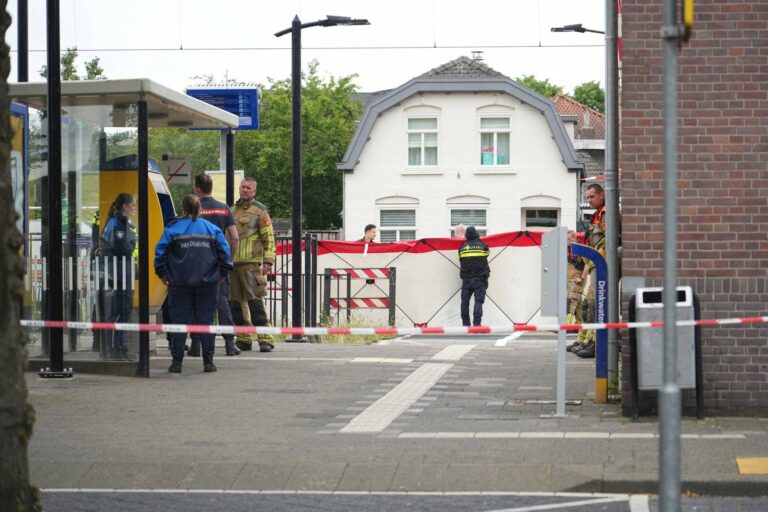 Persoon overleden na aanrijding met trein