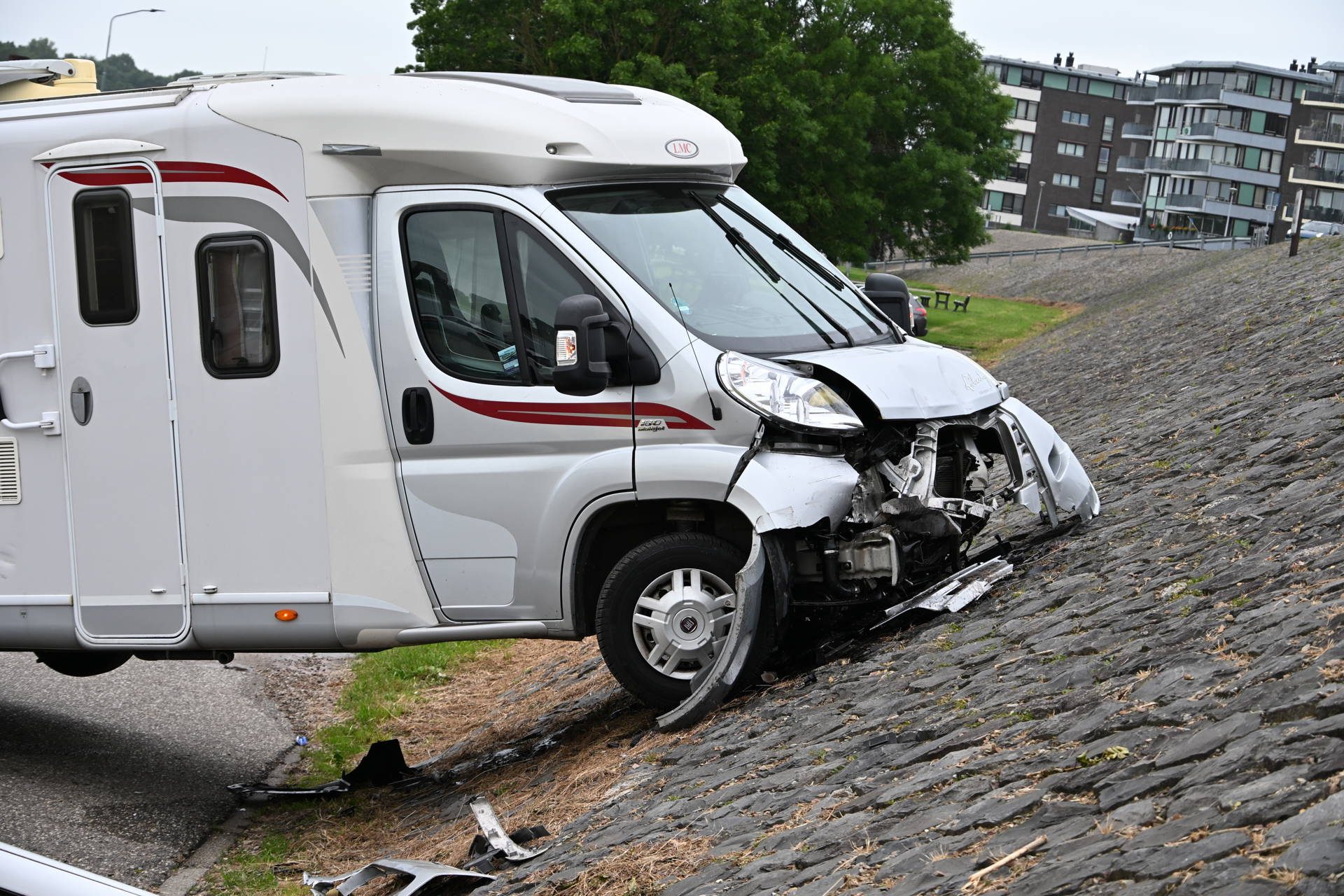 Bestuurder gewond nadat camper dijkoprit mist