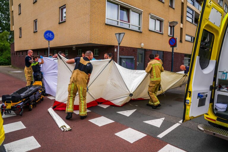 Meisje op scooter gereanimeerd na botsing met bestelbus
