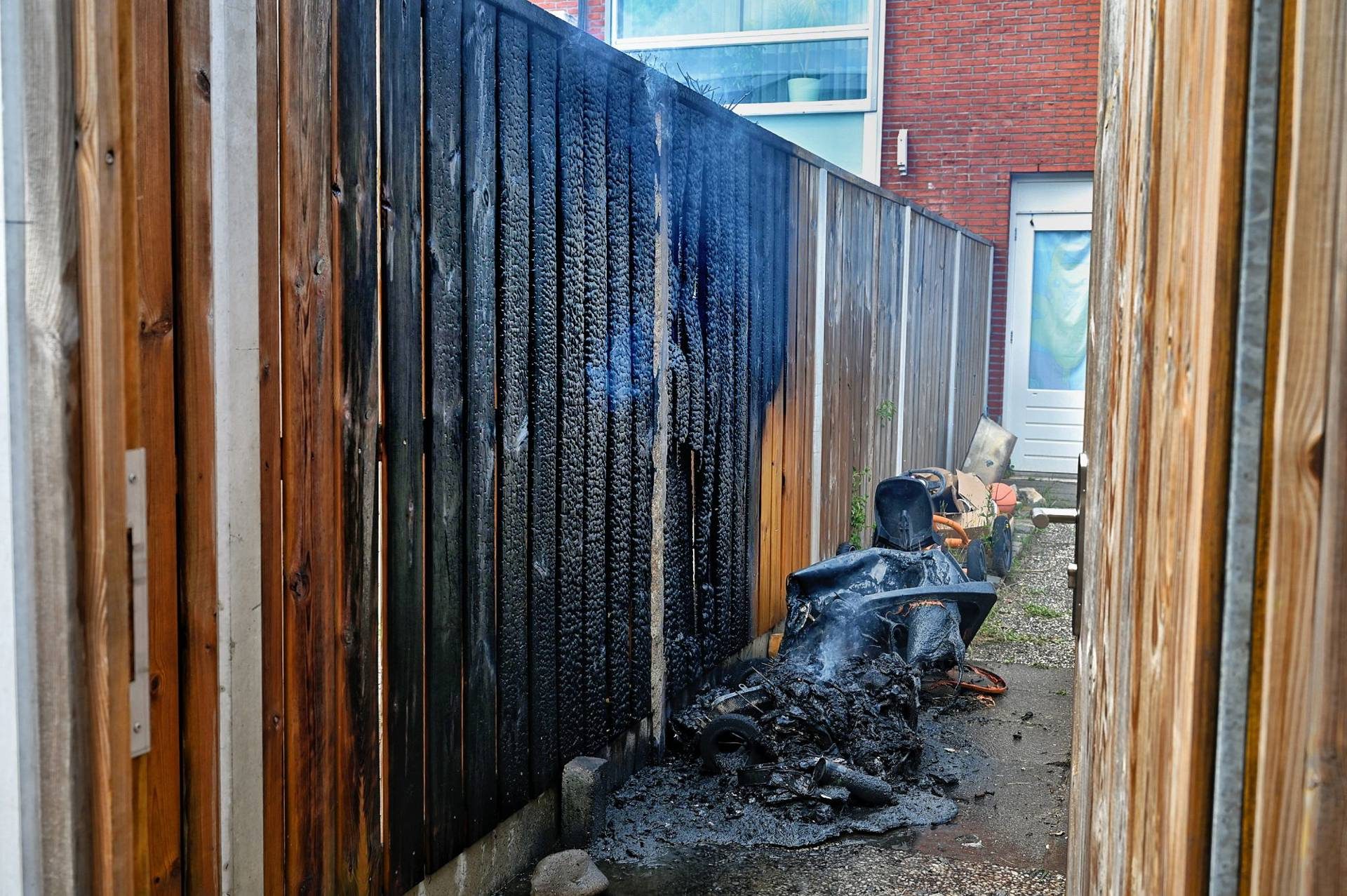 Containerbrand slaat over naar schutting en schuur