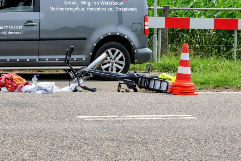 Fietser zwaargewond na botsing met vrachtwagen