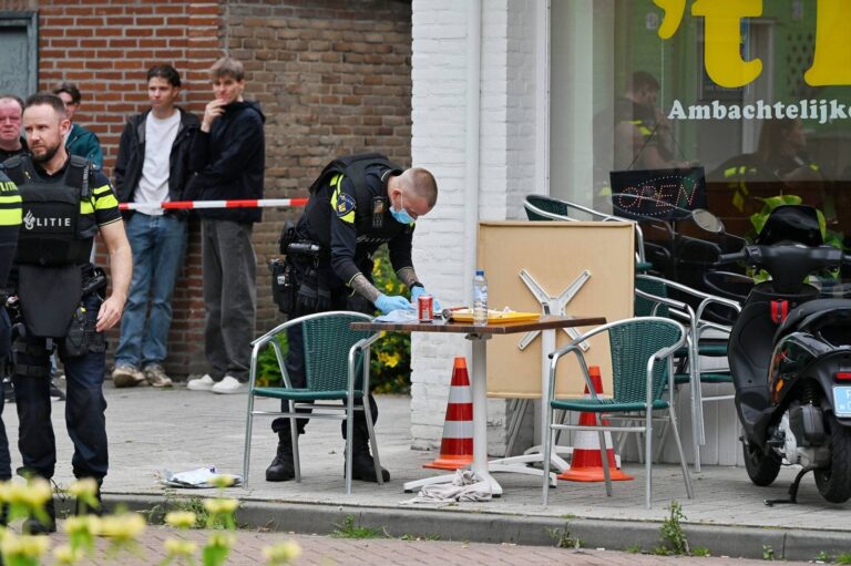 Man in been geschoten op terras van frietzaak, schutter gevlucht