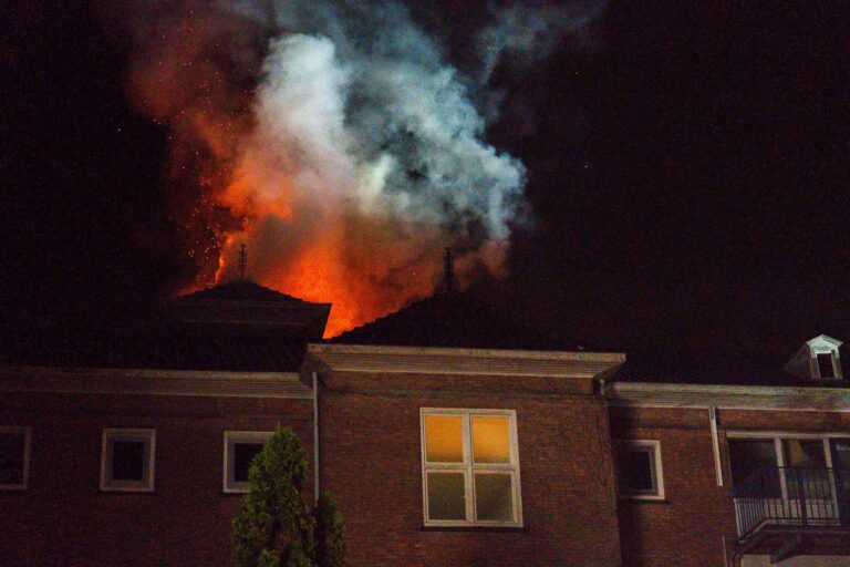 Liftschacht vliegt in brand op dak van woonzorgcentrum