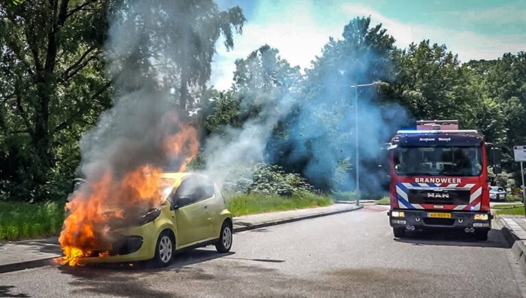 Auto vliegt tijdens rit in brand
