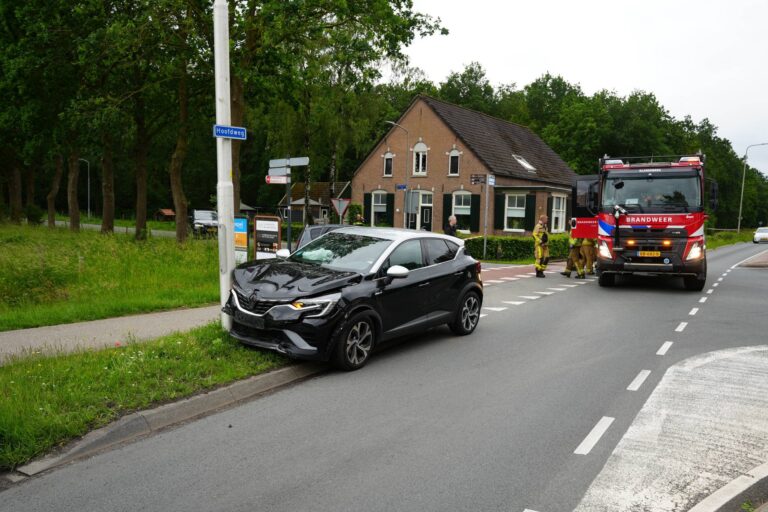 Twee gewonden bij botsing tussen twee auto’s
