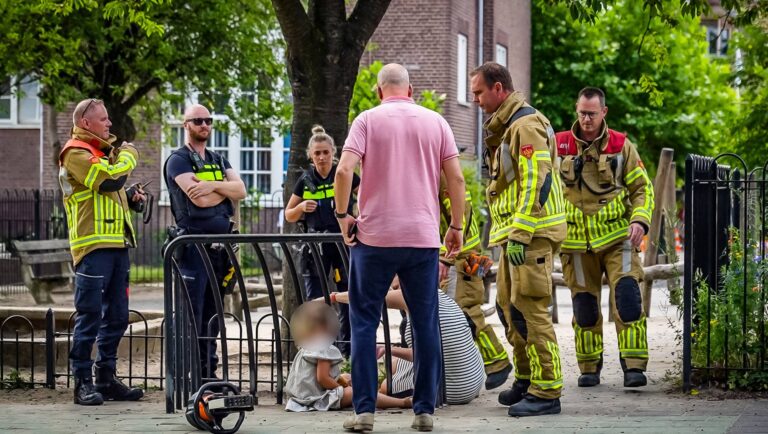 Brandweer bevrijdt meisje uit voetbaldoeltje
