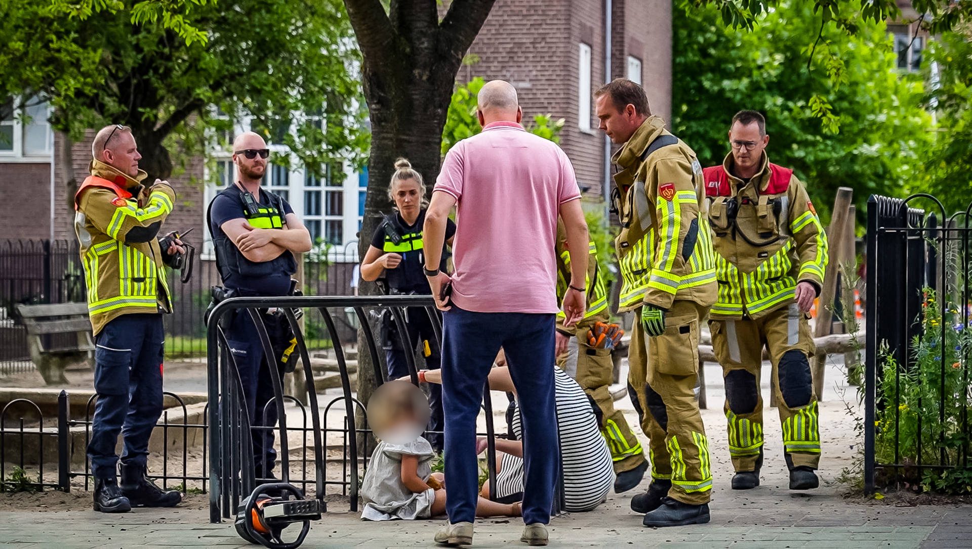 Brandweer bevrijdt meisje uit voetbaldoeltje