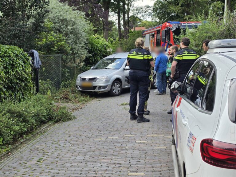 Vrouw ernstig gewond door wegrollende auto