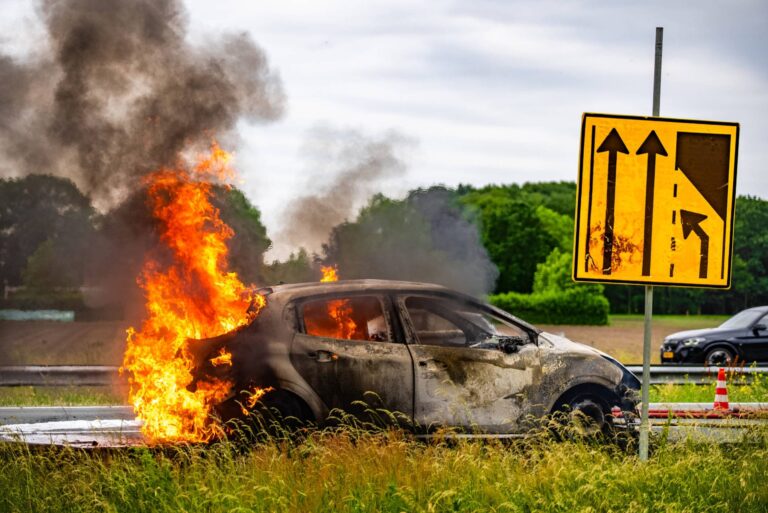 Auto brandt volledig uit op snelweg
