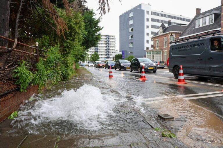 Hoofdwaterleiding gesprongen, groot gat ontstaan in stoep