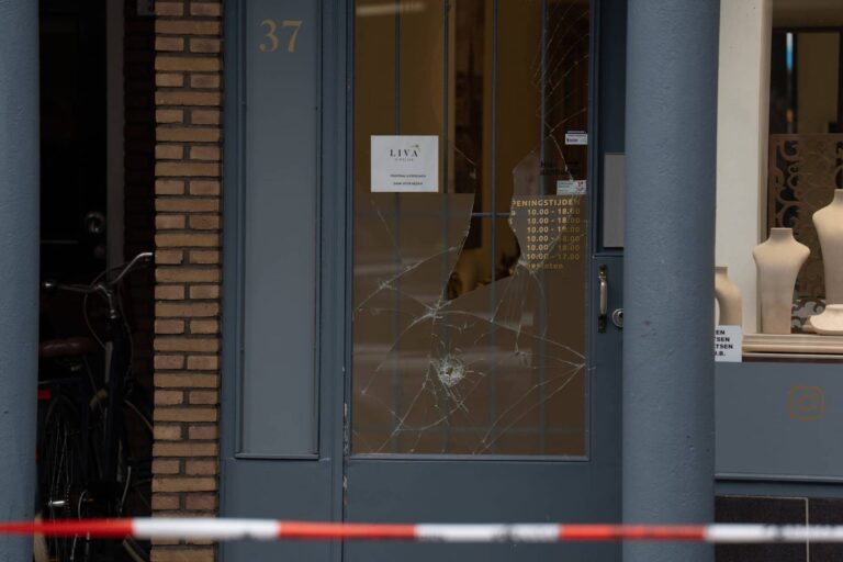 Politie deelt beelden van verdachten na gewapende overval