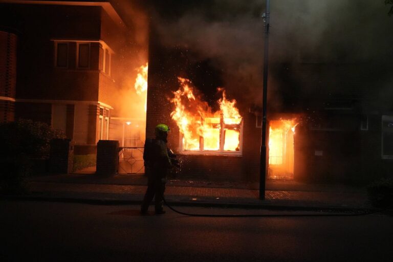 Uitslaande brand verwoest woning, bewoner vermist