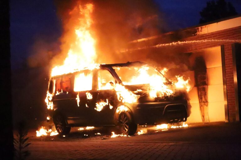 Geparkeerde camper vliegt volledig in brand en verwoest eigenaren hun werk
