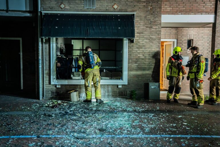 Explosie blaast ruit uit pand en veroorzaakt brand: burgemeester grijpt in