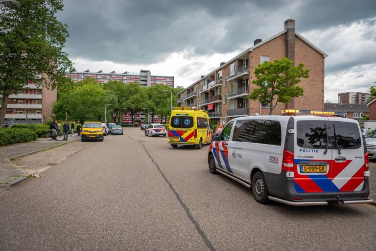 Scooterrijder gewond na botsing met pakket bus