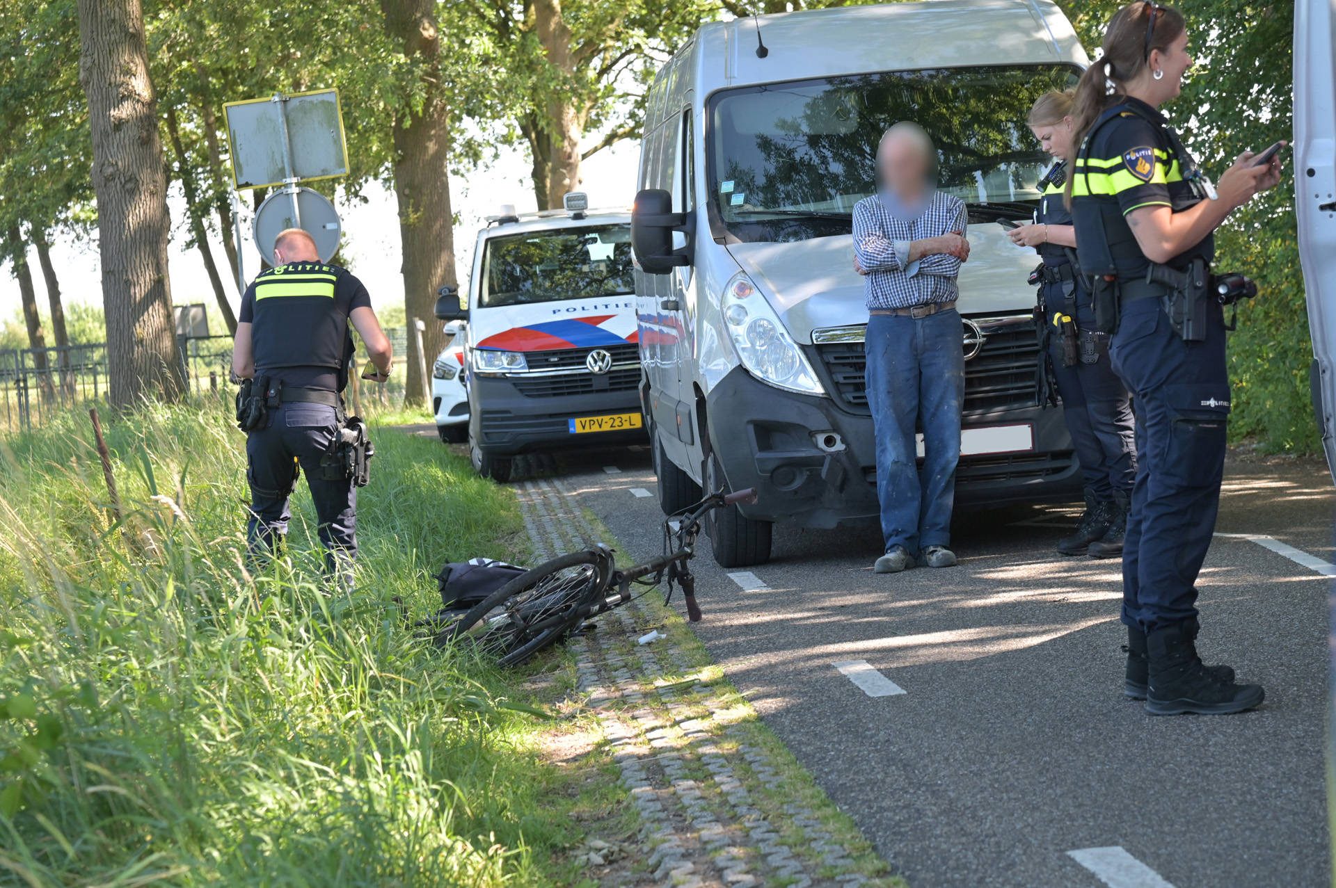 Fietsster ernstig gewond na aanrijding met bestelbus