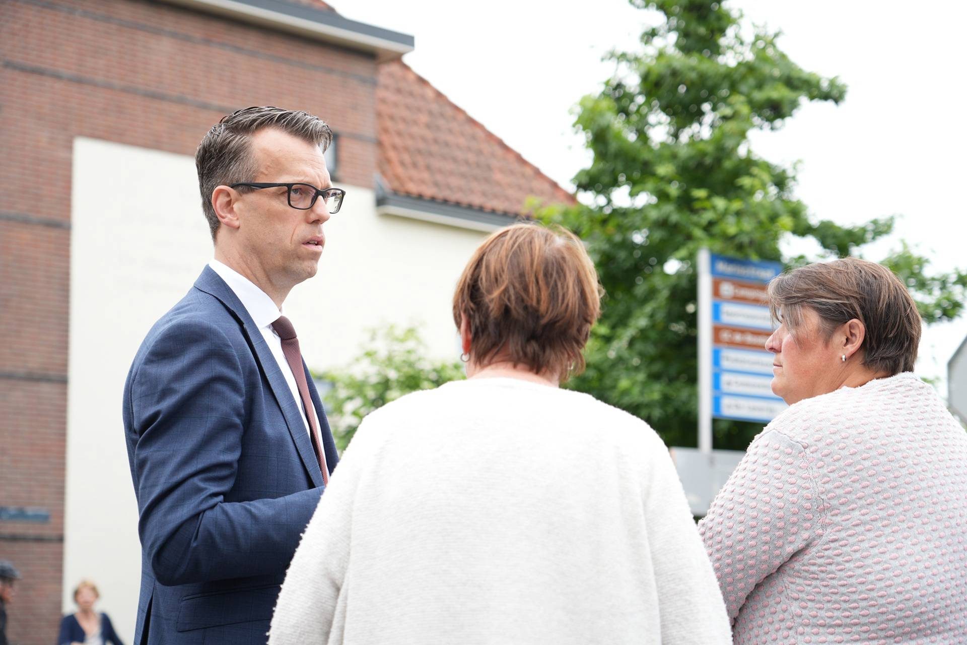 Burgemeester bezoekt uitgebrande woning, bewoner nog vermist