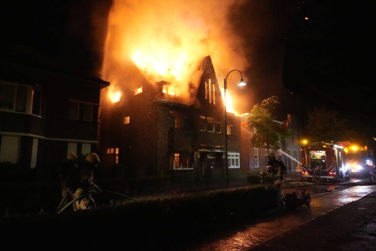 Woning deels ingestort door brand, bewoner al uren vermist