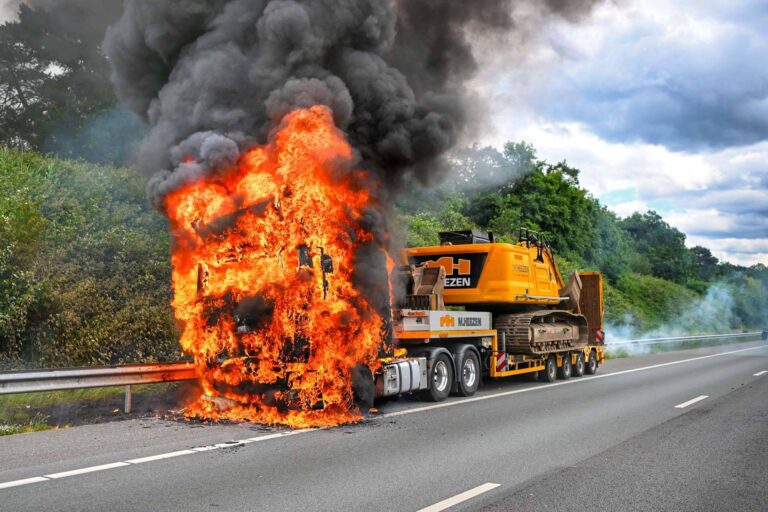 Flinke file vanwege brandende vrachtwagen