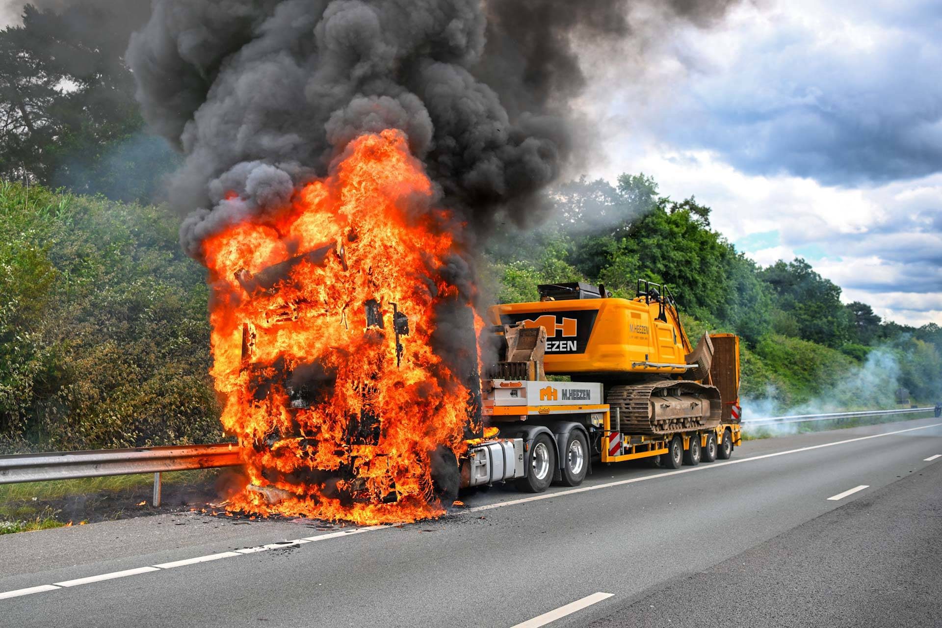 Flinke file vanwege brandende vrachtwagen