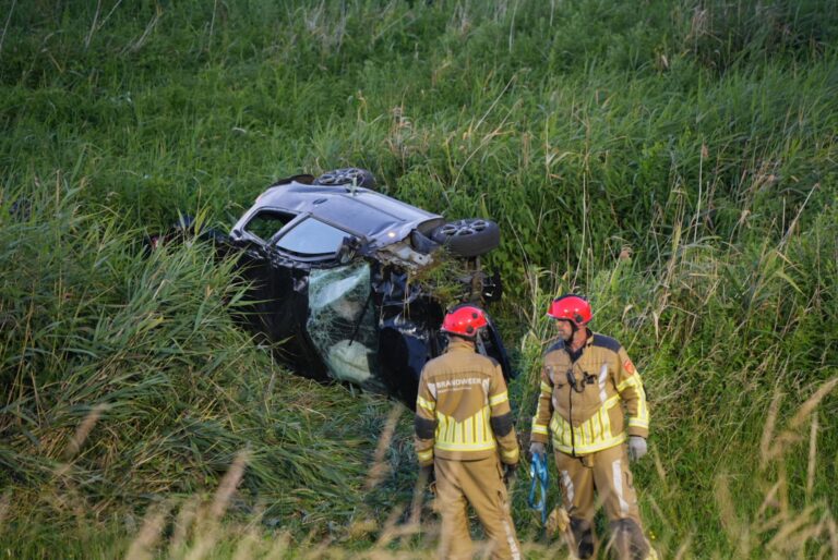 Auto slaat meerdere keren over de kop