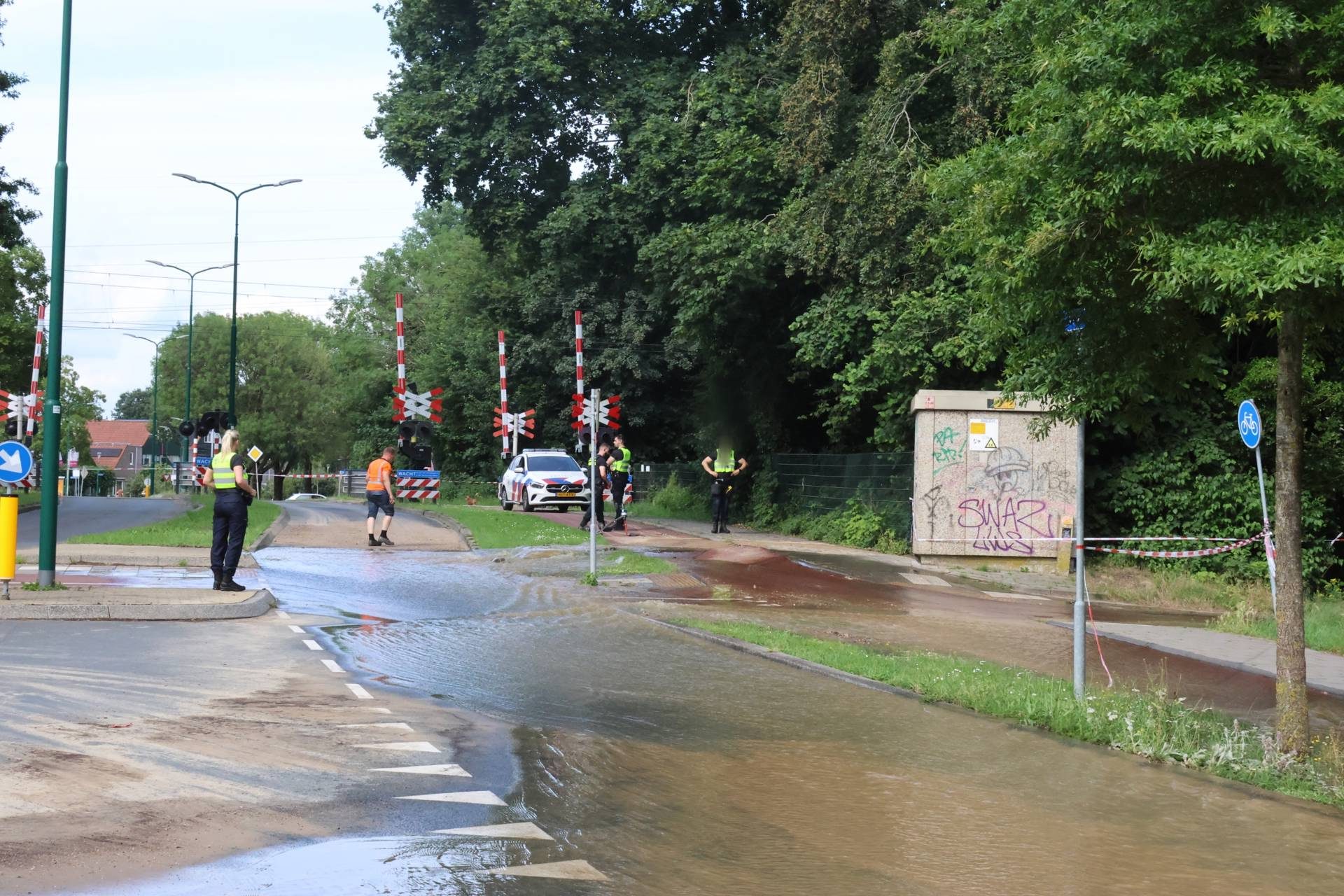 Grote waterleidingbreuk zet straat onder water