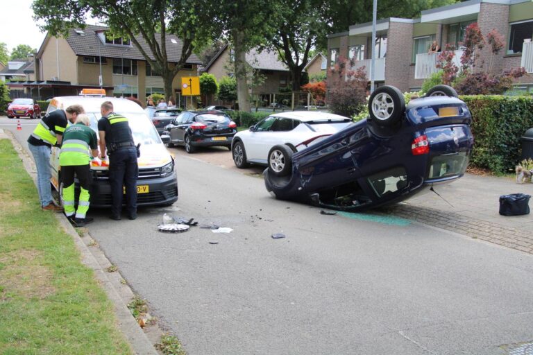 Auto slaat over de kop na botsing met dierenambulance