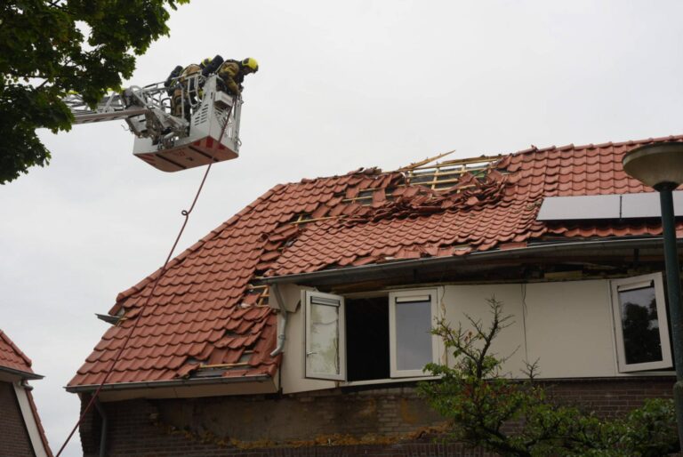 Ravage na gasexplosie in woning, twee monteurs gewond