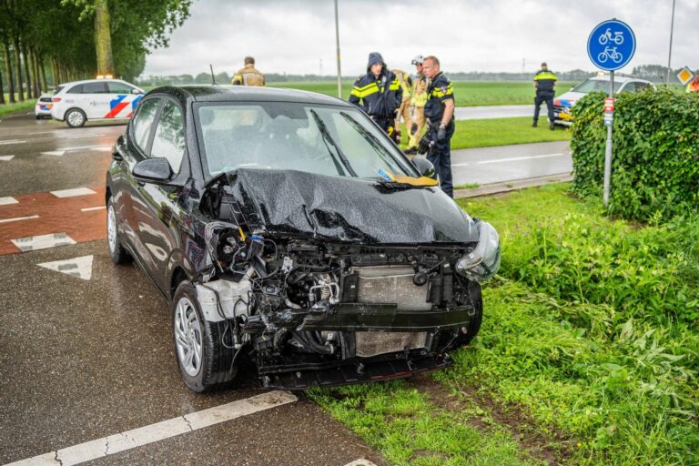 Auto belandt in greppel na vermoedelijk voorrangsfout