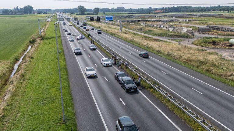 Drie auto’s botsen op snelweg, daarna negeren meerdere bestuurders rode kruis