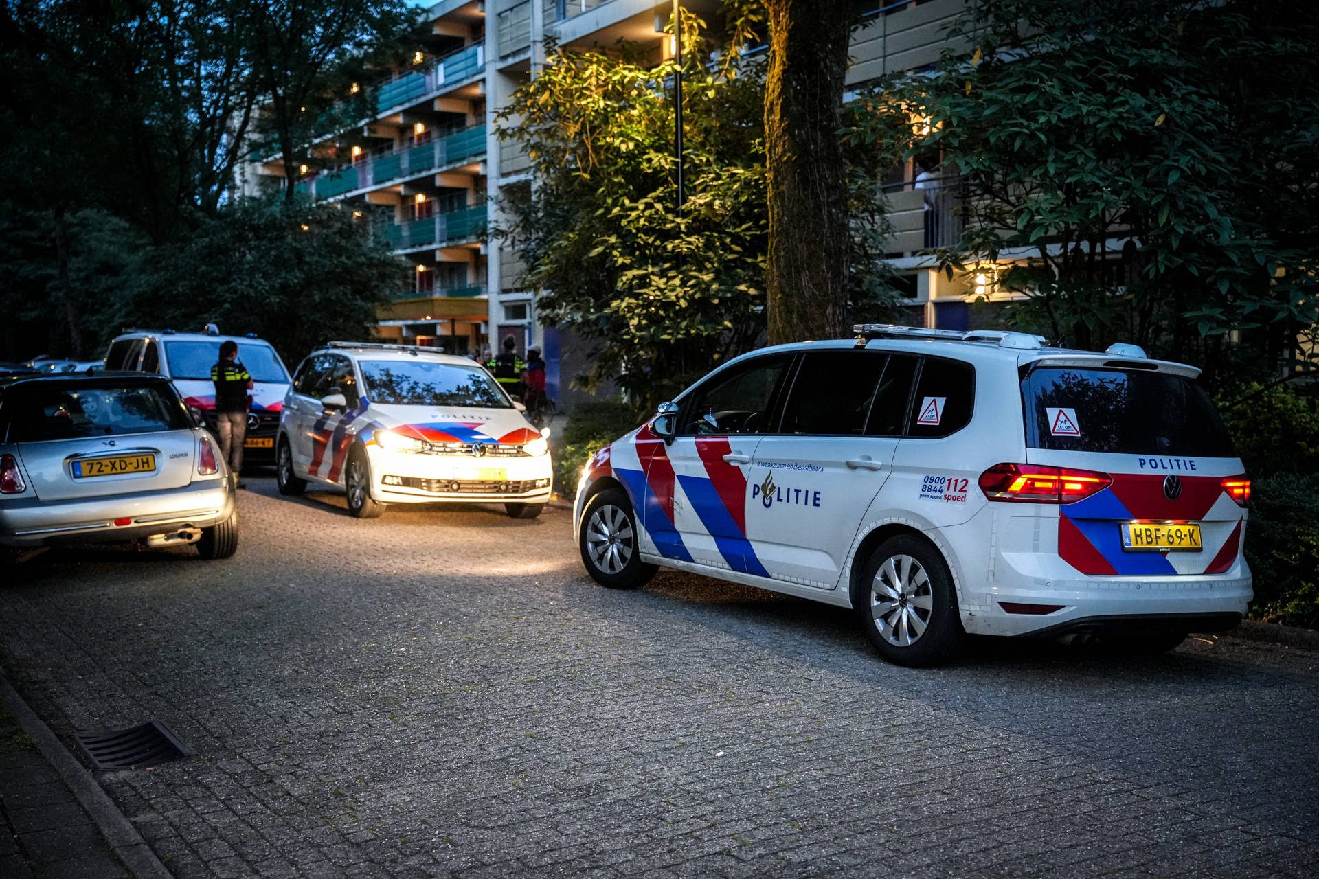 Vuurwapen gevonden in bosjes, één aangehouden