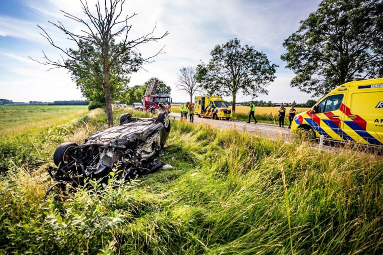 Motorblok uit auto geslingerd bij zware crash