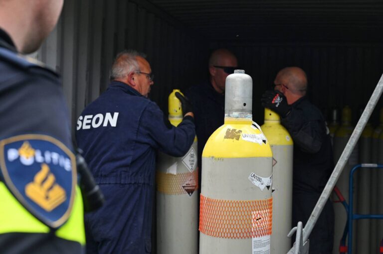 Goederen voor grootschalig drugslab aangetroffen in zeecontainers
