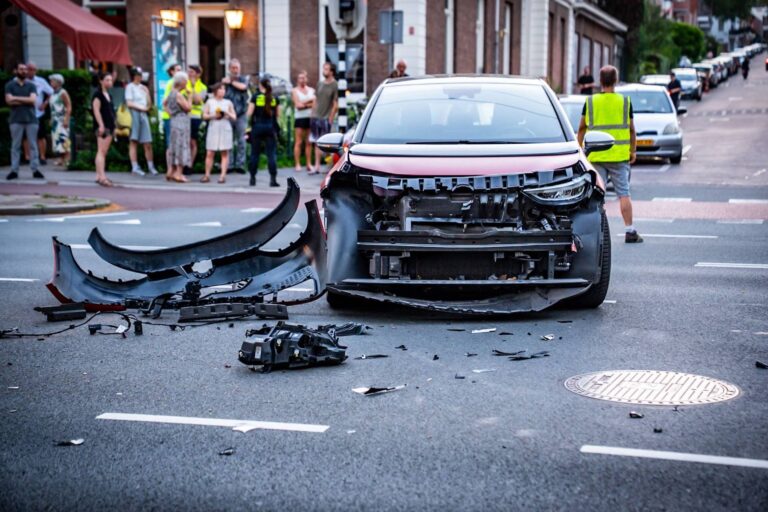 Twee opzittenden vluchten na botsing met motor