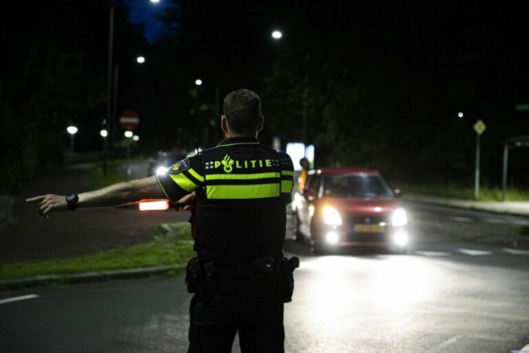 Agente moet wegspringen voor vluchtende automobilist