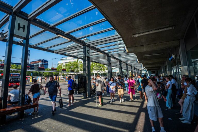 Busstation loopt vol nadat busverkeer stilvalt door oververhit laadstation