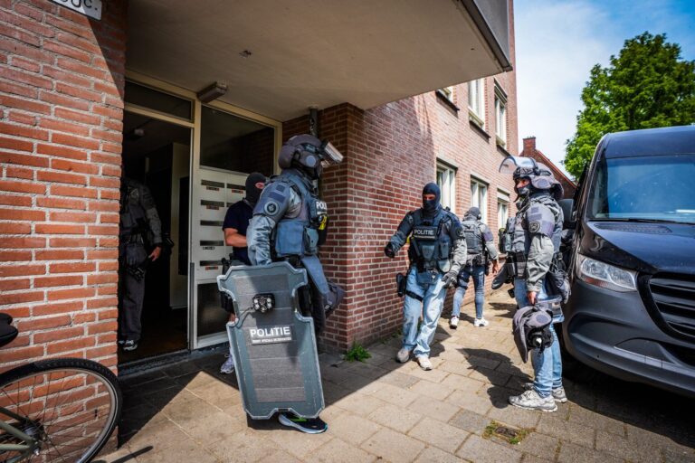 DSI valt appartement binnen na tip over vuurwapen